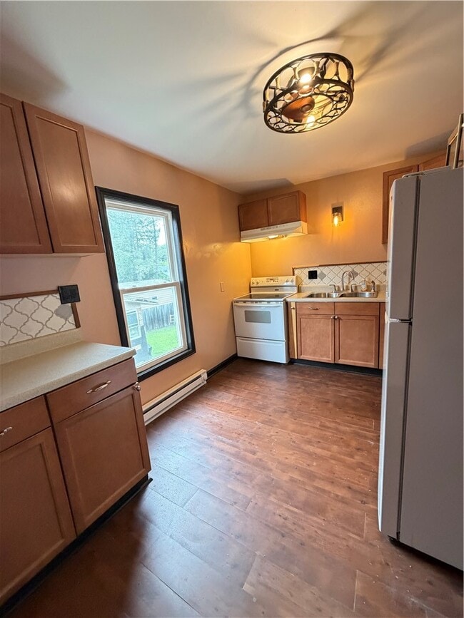 Building Photo - 210 W Oak Orchard St