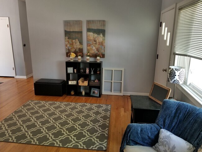 Building Photo - Aksarben/UNO 4 bed 2 bath with gas firepit...