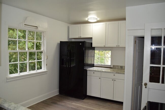 Building Photo - Cute modern rancher in the heart of Highla...