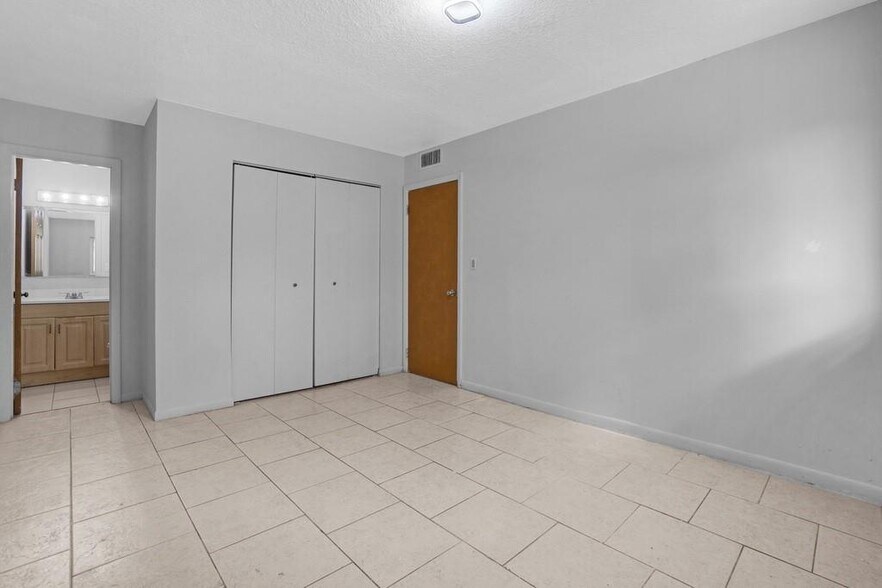 Building Photo - 2424 NW 39th Way