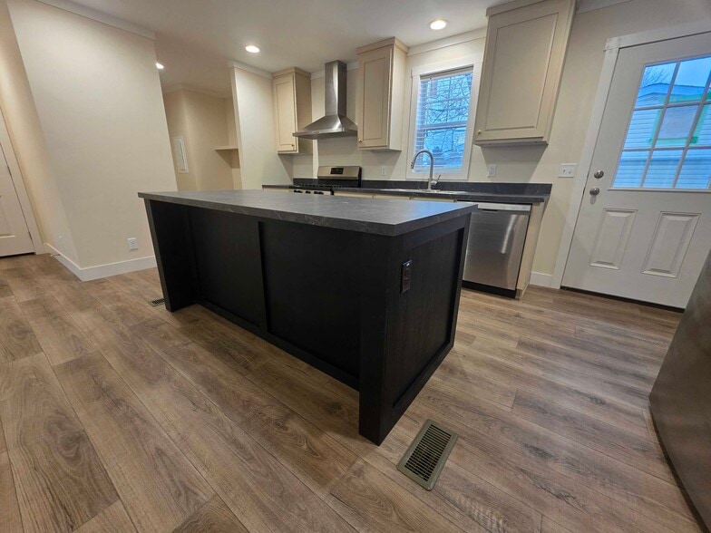 Building Photo - 3644 Chestnut St