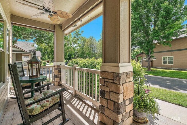 Building Photo - 998 E Shadow Creek Ln