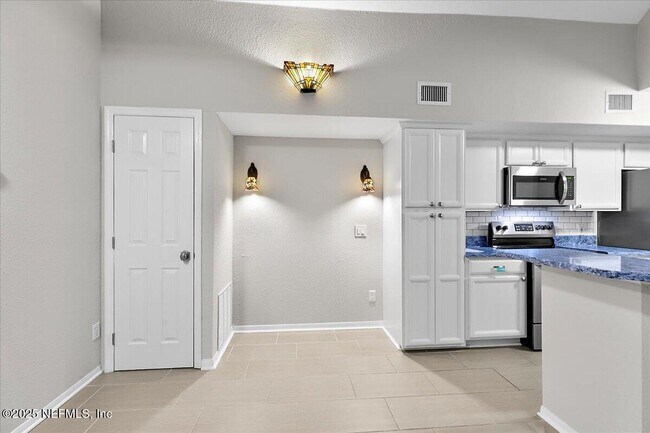 Building Photo - 13703 Richmond Park Dr N