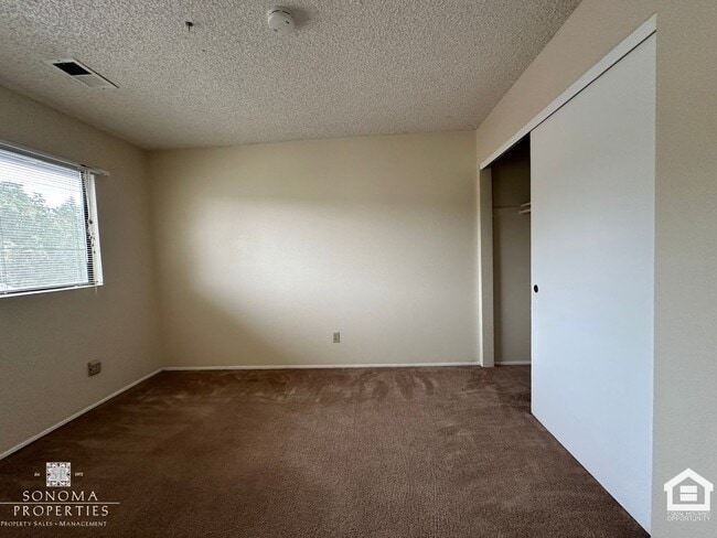 Building Photo - Charming 2 Bedroom Townhouse – Prime Location, Available Now!