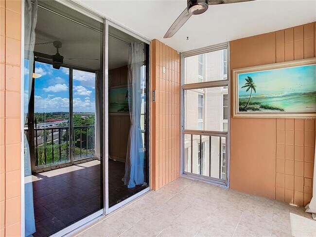 Building Photo - 7400 Sun Island Dr S