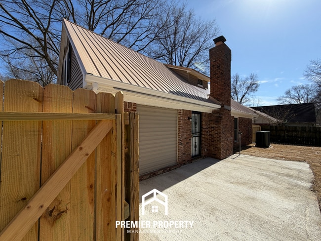 Building Photo - 3875 Earlynn Dr