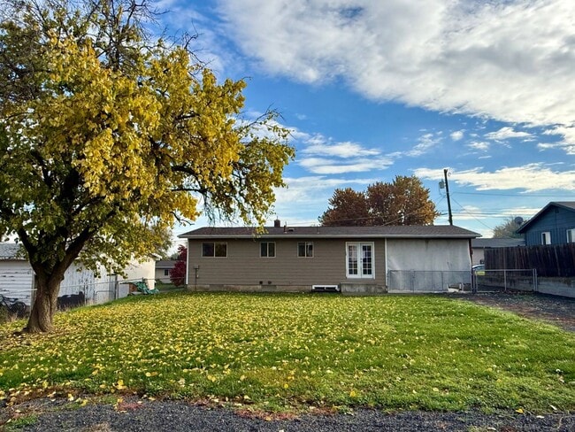 Building Photo - **For Rent: Spacious 4-Bedroom Home with 2...