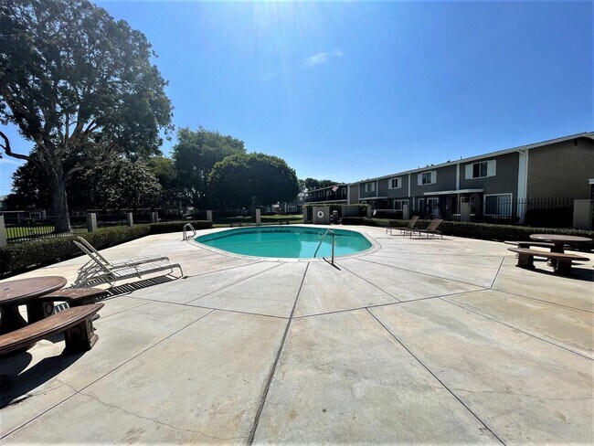 Building Photo - COSTA MESA 4BR/3BA TOWNHOME READY FOR MID-JULY OCCUPANCY