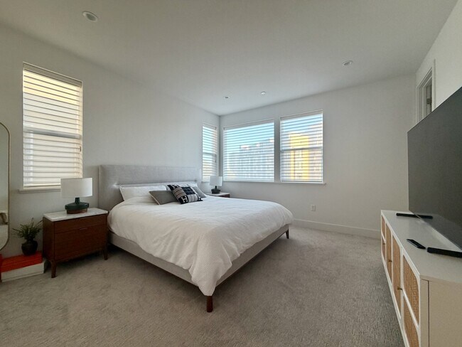 Building Photo - 561 Pilgrim Dr