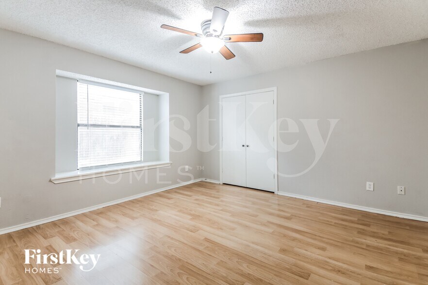Building Photo - 2026 Greenview Dr