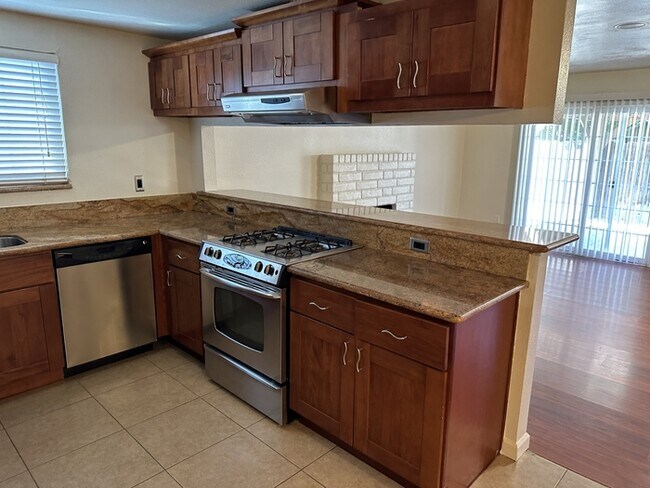 Building Photo - Beautiful Manteca 3 Bedroom Single Story H...