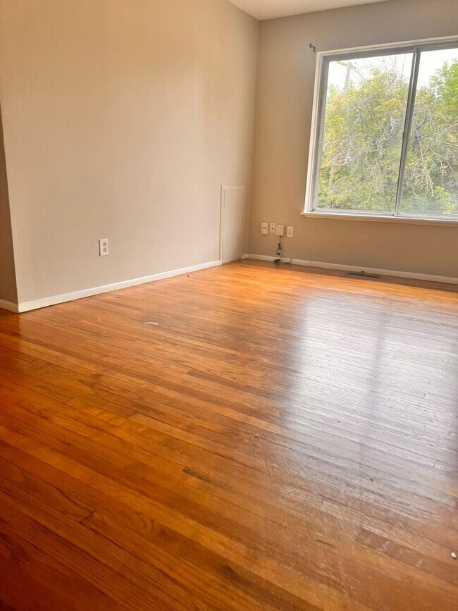 Building Photo - Hardwood Floors- Large Space - Garage