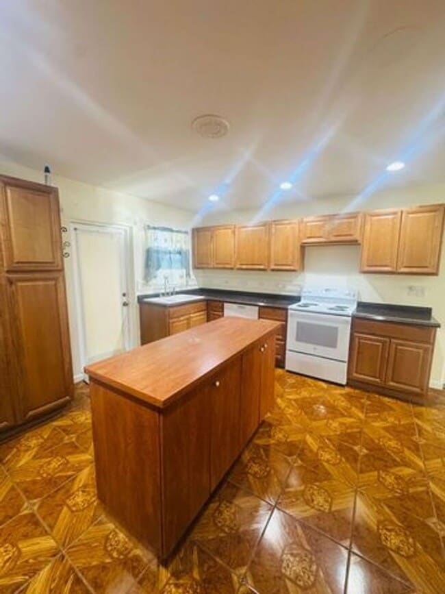 Building Photo - 782 Orchid Dr