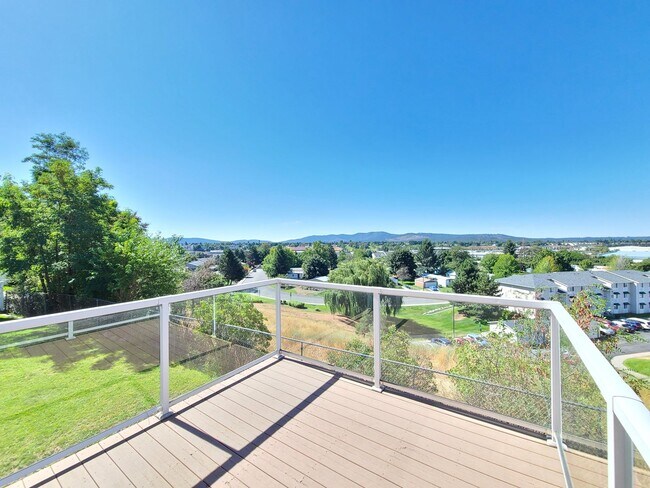 Building Photo - $2,300 -  3 Bed / 2.5 Bath Beautiful Spoka...