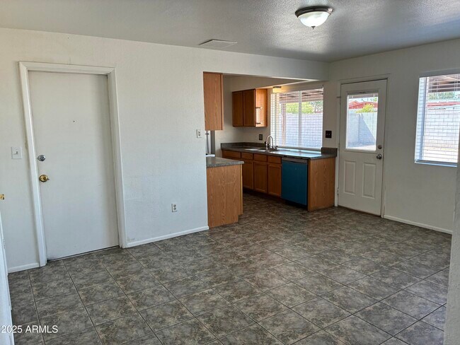 Building Photo - 2930 W Laurel Ln