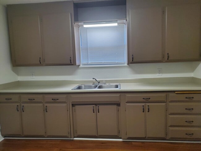 Building Photo - 430 Robinson Ave