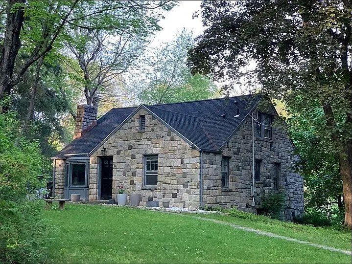 Building Photo - 40 Newtown Turnpike