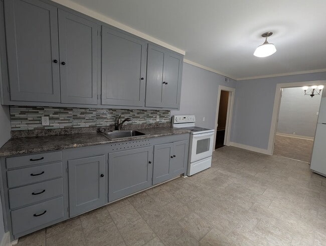 Building Photo - 409 Main St