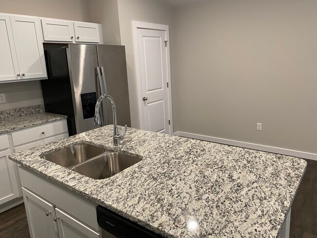 Building Photo - 592 E Martens Ct