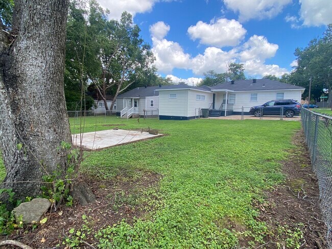 Building Photo - 1622 McCullough Ave NE