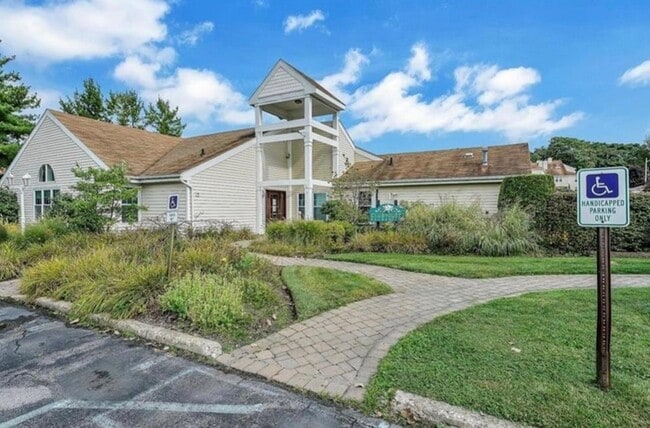 Building Photo - 3404 Whispering Hls