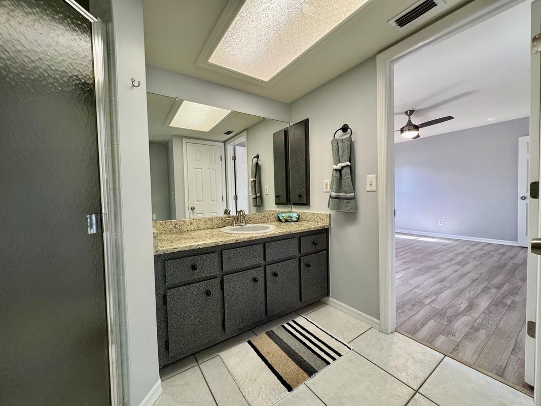 Building Photo - 3725 SW 6th Ave