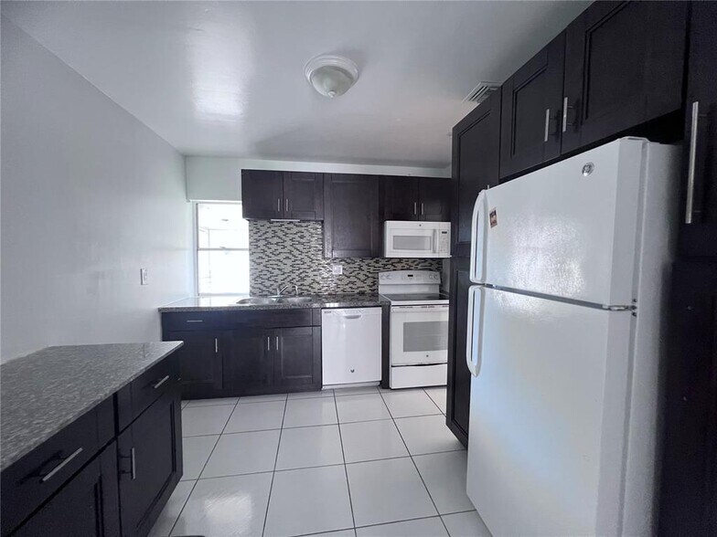 Building Photo - 2430 SW 81st Ave