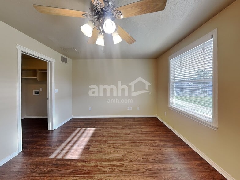 Building Photo - 956 S Wild Yucca Ave