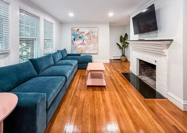 Primary Photo - 65-67-67 St James Cir