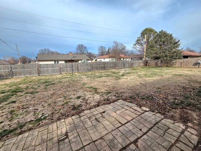 Building Photo - 213 W Aven Ave