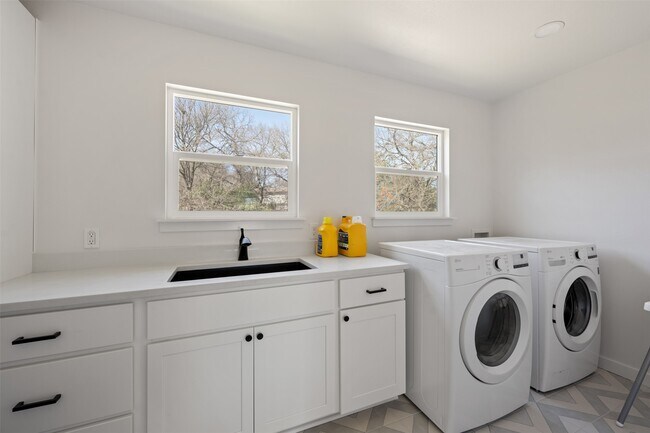 Building Photo - 6104 Reicher Dr