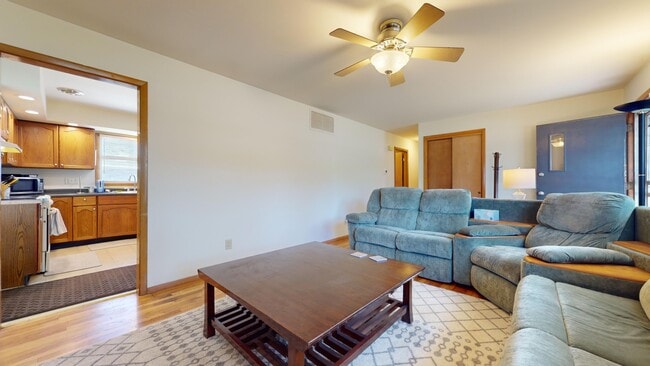Building Photo - 1222 Thomas Dr