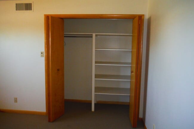 Building Photo - Spacious single level home with a retro feel - you must see!