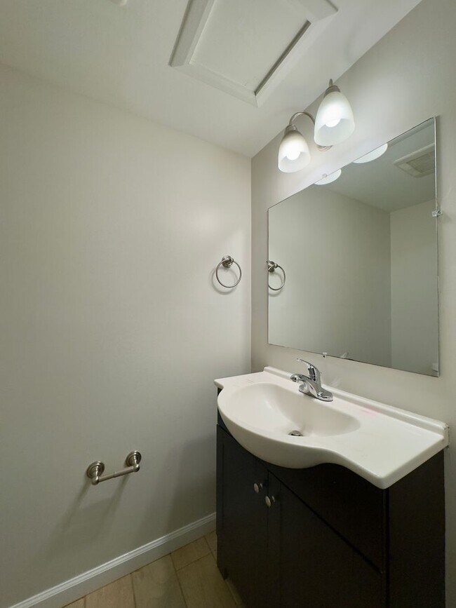 Building Photo - Charming 3 Bedroom/2 Full Bath/2 Half Bath Townhome in Parkville, MD!