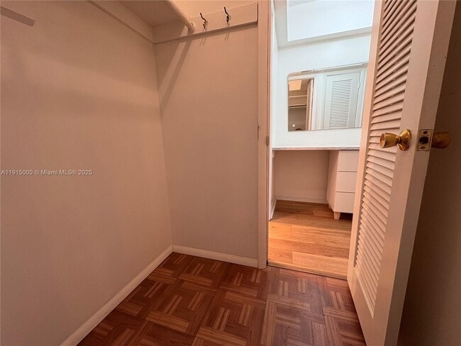 Building Photo - 2223 Park Ln