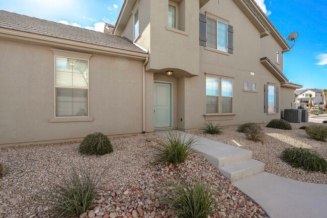 Building Photo - 3 Bedroom Townhome in Hidden Valley with C...