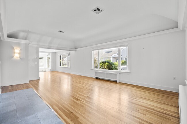 Building Photo - 25 Crescent Bluff Ave