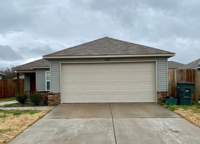 Primary Photo - Fantastic 3 Bedroom Home