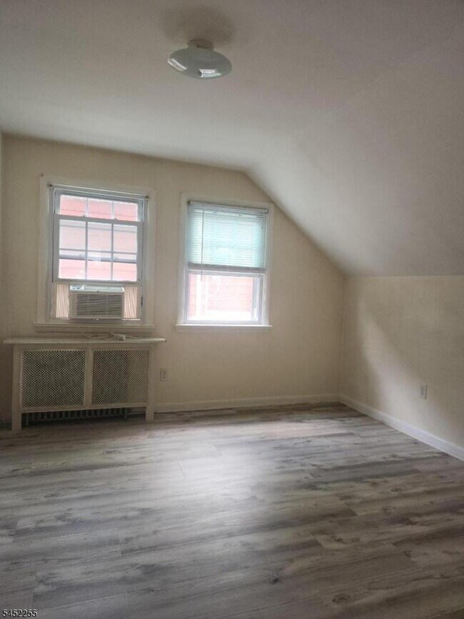 Building Photo - 525 Maple Ave