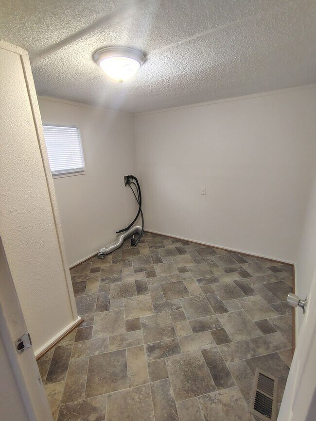 Building Photo - 208 Spruce St