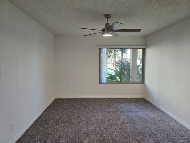 Building Photo - Downstairs 1 Bedroom Unit with Front Patio...