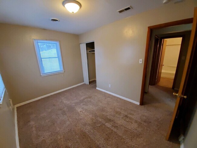 Building Photo - 2 Bedroom Home on South Union!
