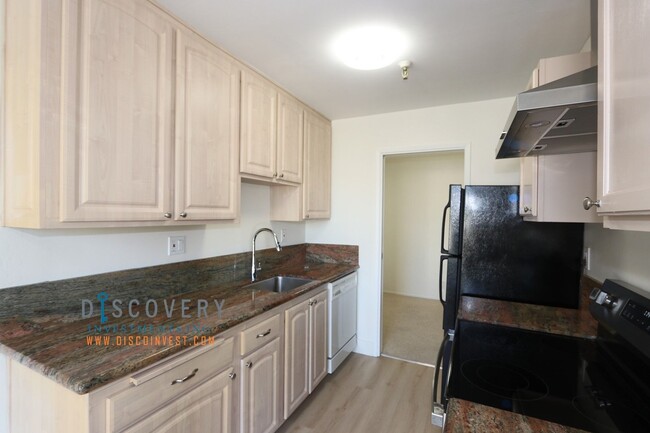 Building Photo - One Plus Bedroom Condo Close to Piedmont A...