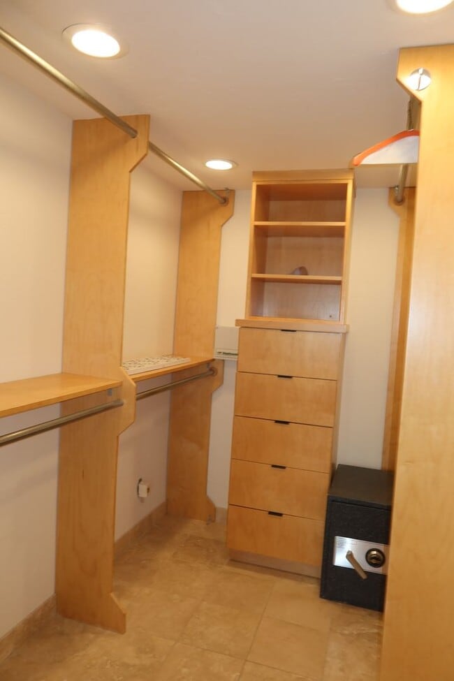 Building Photo - Downtown Studio / Home Office / All Bills ...