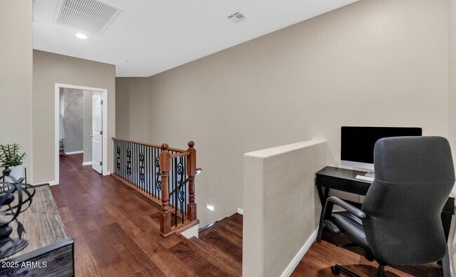 Building Photo - 3911 E Cat Balue Dr