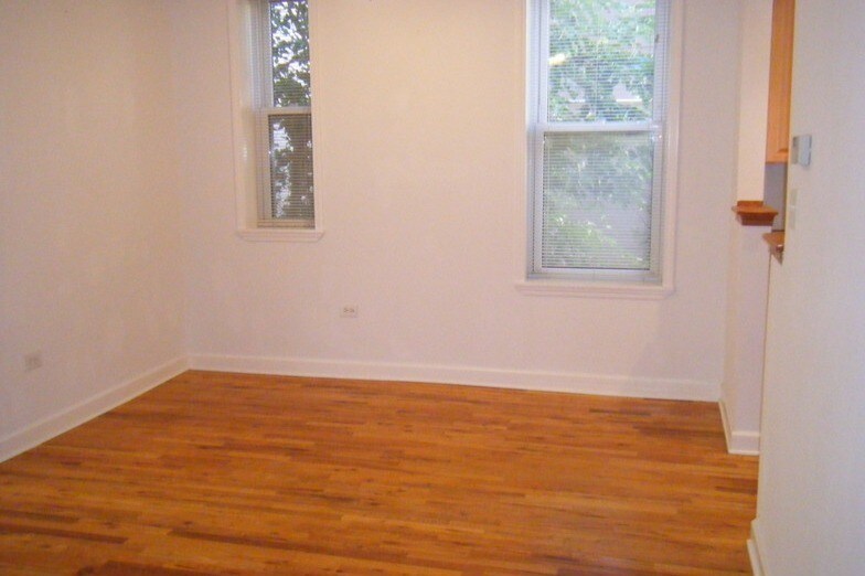 Dining Area - 1428 N Greenview Ave