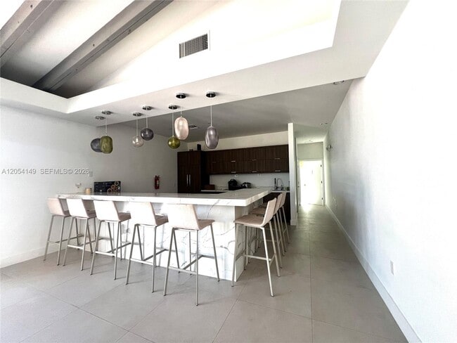 Building Photo - 2457 Collins Ave