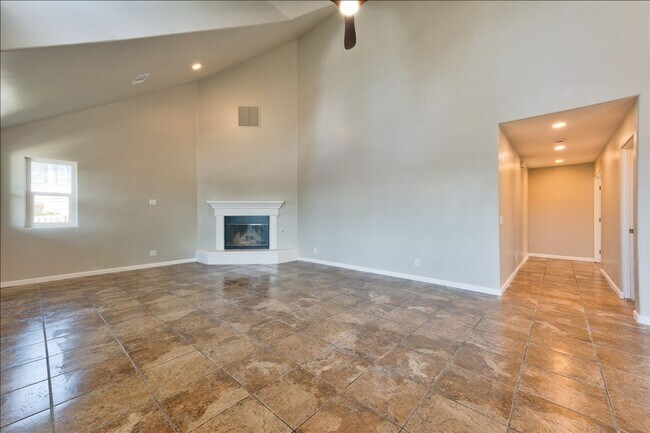 Building Photo - 880 La Terraza Blvd