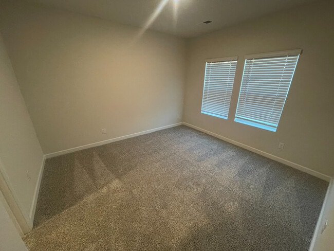 Building Photo - Room in Townhome on Memorial Pkwy
