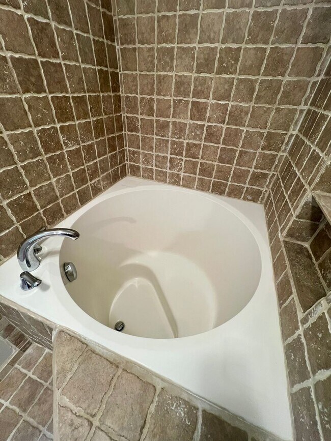 Building Photo - Private Westside 3 BD+Den